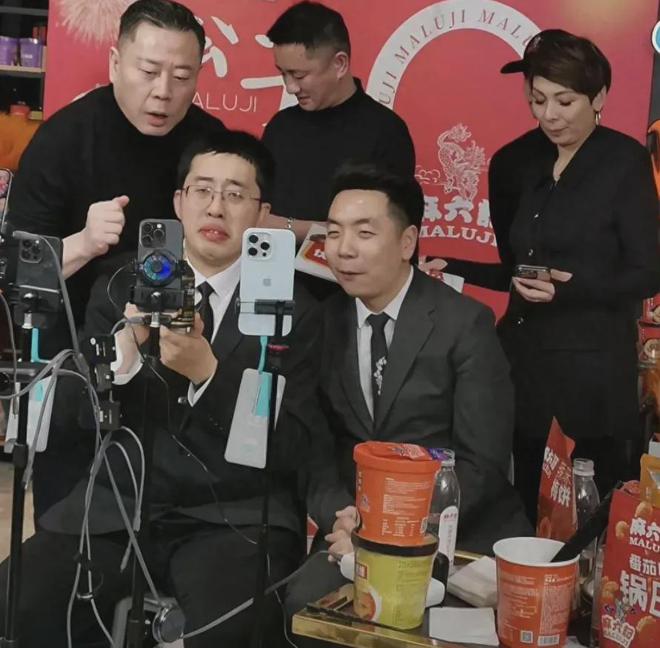麻六记小井现身北京汪小菲全程陪同规格高两人同坐一起用餐！(图1)