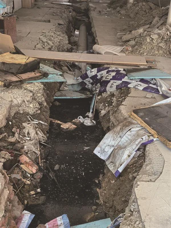 路面开挖后就不管？温州一住宅区排污管改造变臭水沟(图1)