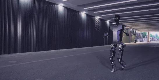 全球首款5G-A人形机器人登场！华为鸿蒙携手乐聚宁王时代将来临(图2)