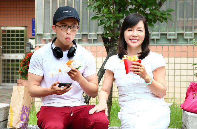 狄莺母亲节前夕出车祸自撞满脸是血下巴缝7针(图1)