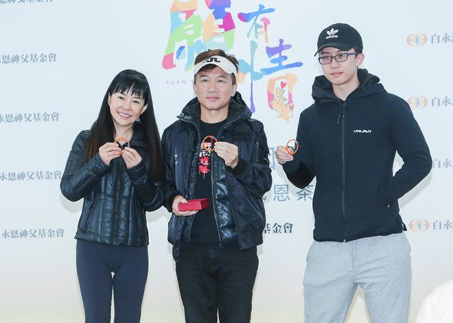 狄莺母亲节前夕出车祸自撞满脸是血下巴缝7针(图2)