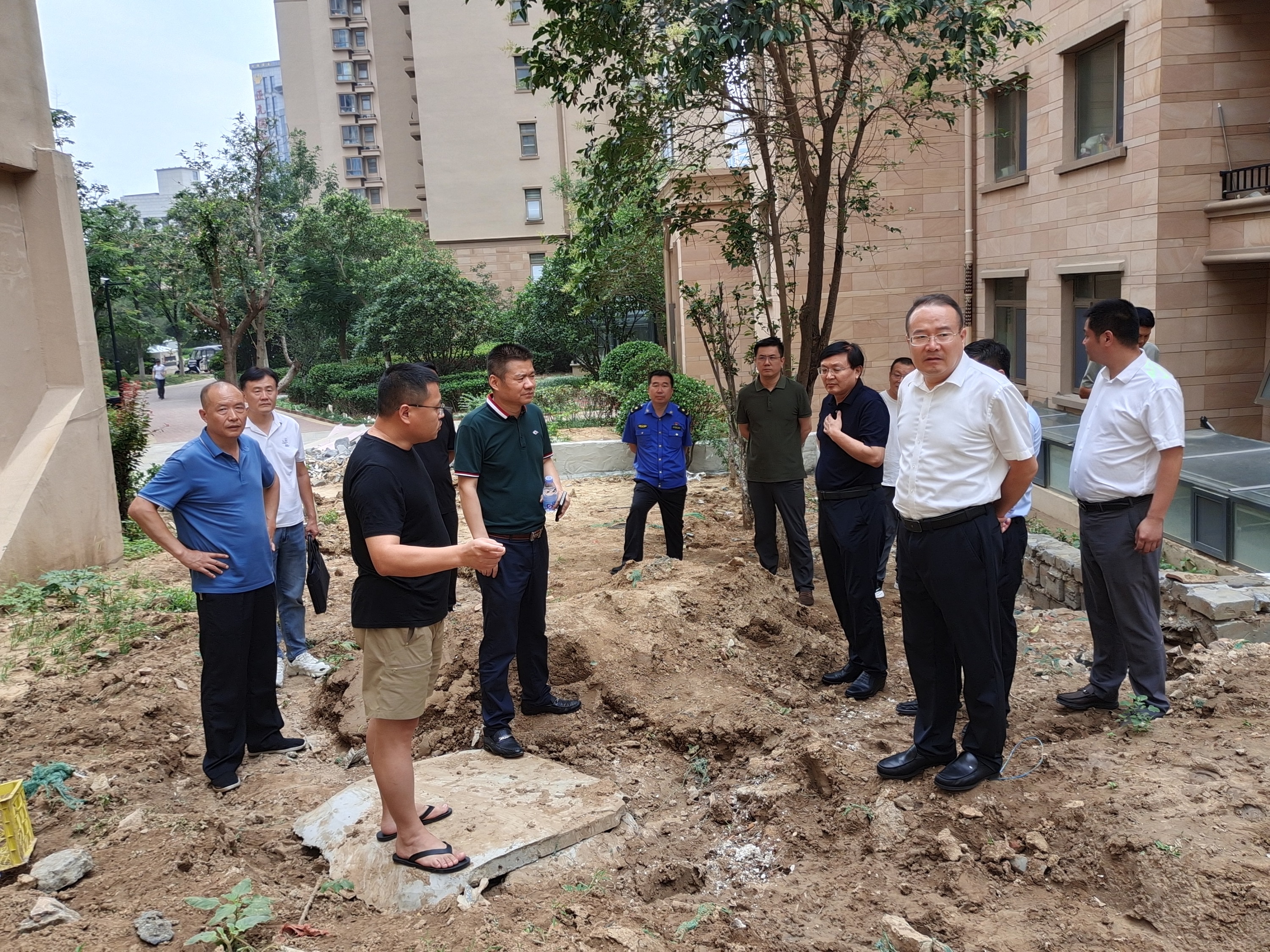 小区排污管道断裂污水溢“同心·泰安”“洪”心解忧委员工作站搭台破局(图2)