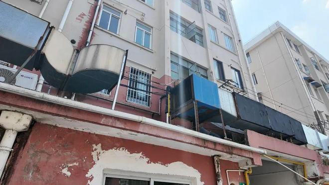 商铺排油烟管伸入小区居民：不敢开窗！丨民情直通车(图1)