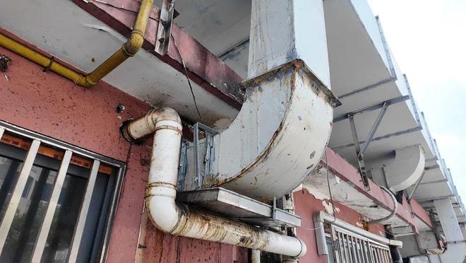 商铺排油烟管伸入小区居民：不敢开窗！丨民情直通车(图2)