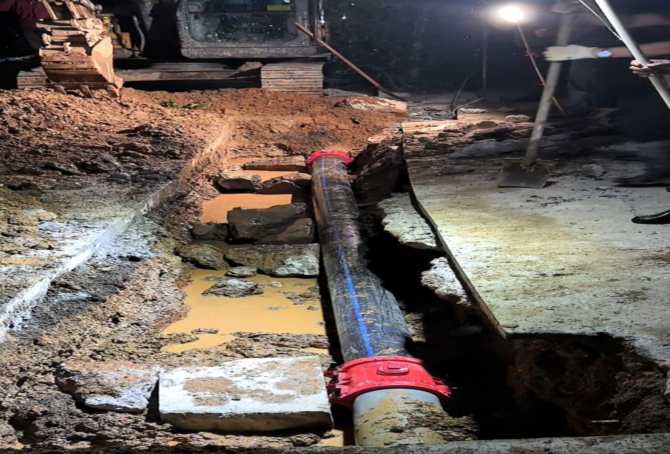 宿松首创工作人员带病战酷暑抢修保供水(图1)