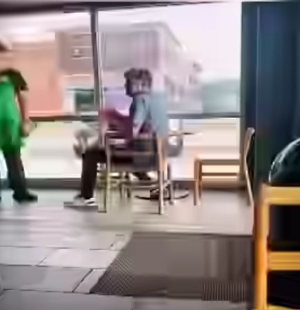 印度大哥在加拿大咖啡店“自由飞翔”网友：快给我洗洗眼(图2)