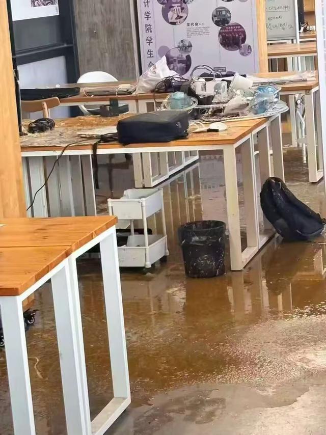 女生教室正做作业头顶管道破裂污水淋头；中国美院良渚校区：眼镜堵塞管道致泄漏女生已得到安抚(图1)