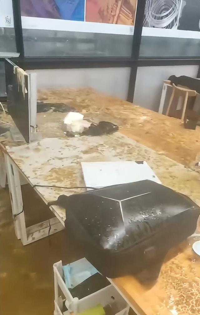 女生教室正做作业头顶管道破裂污水淋头；中国美院良渚校区：眼镜堵塞管道致泄漏女生已得到安抚(图2)