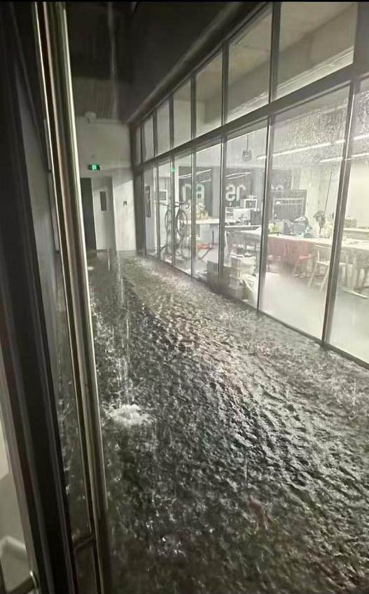 污水管道爆裂致女生淋头后中国美院良渚校区教室又爆管校方回应(图2)