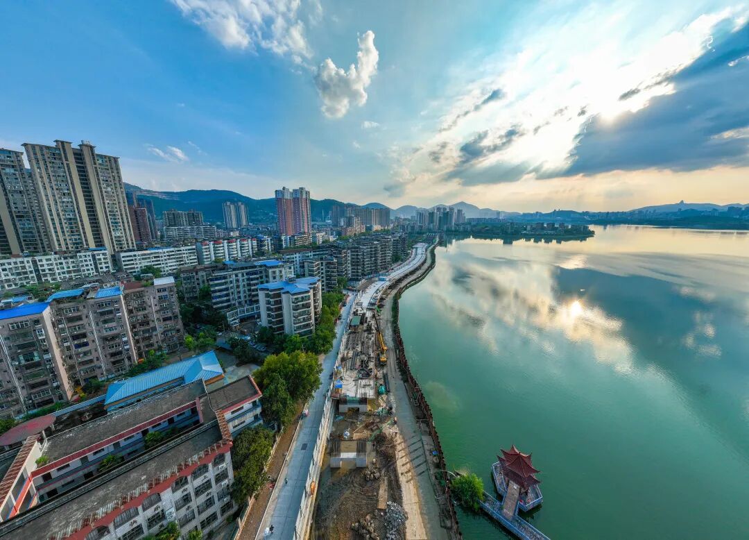 磁湖畔、大道旁有人拍下这些火热画面……(图1)