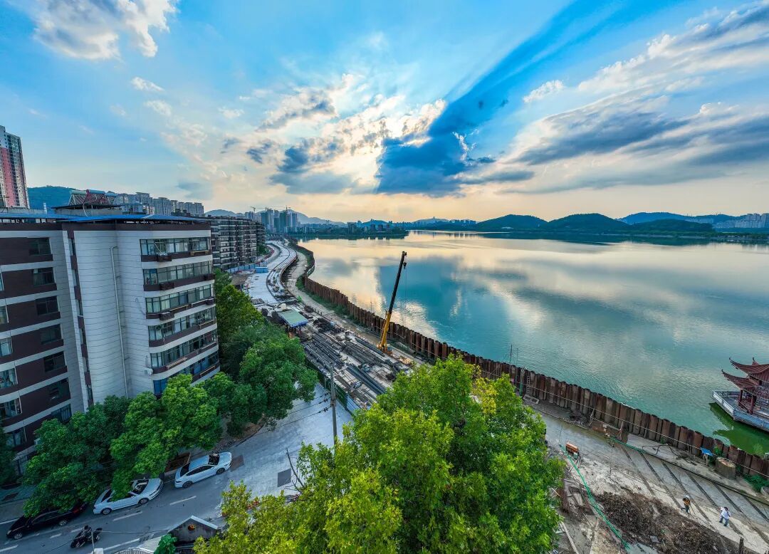 磁湖畔、大道旁有人拍下这些火热画面……(图3)