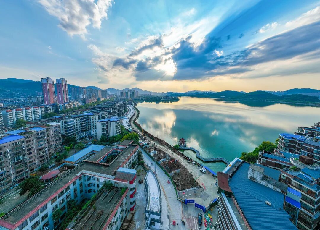 磁湖畔、大道旁有人拍下这些火热画面……(图2)