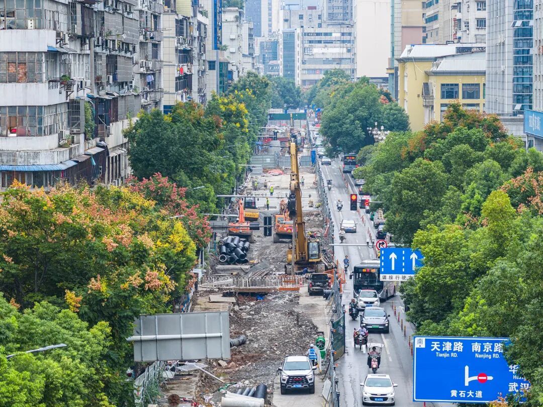 磁湖畔、大道旁有人拍下这些火热画面……(图8)