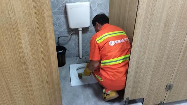 精细保洁、全面排查高新区全力保障国庆期间公厕服务品质(图5)