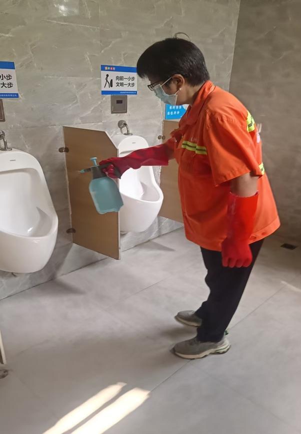 精细保洁、全面排查高新区全力保障国庆期间公厕服务品质(图2)