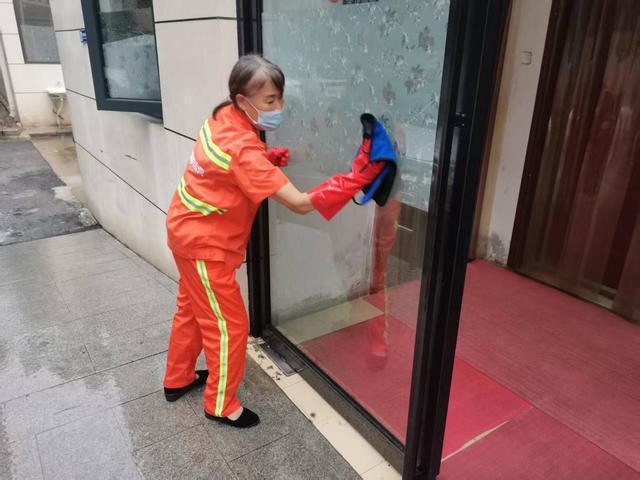 精细保洁、全面排查高新区全力保障国庆期间公厕服务品质(图4)