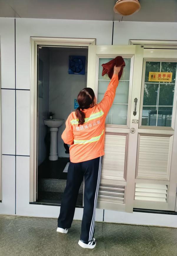 精细保洁、全面排查高新区全力保障国庆期间公厕服务品质(图1)