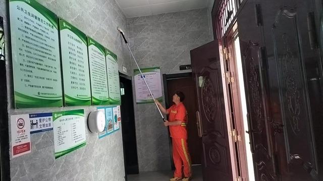 精细保洁、全面排查高新区全力保障国庆期间公厕服务品质(图3)