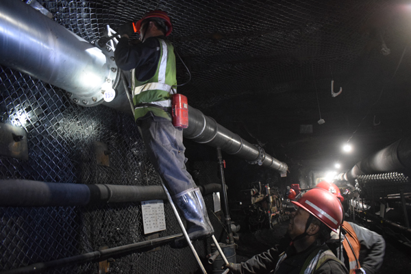 守护万家灯火他们节日坚守的身影熠熠生辉(图1)