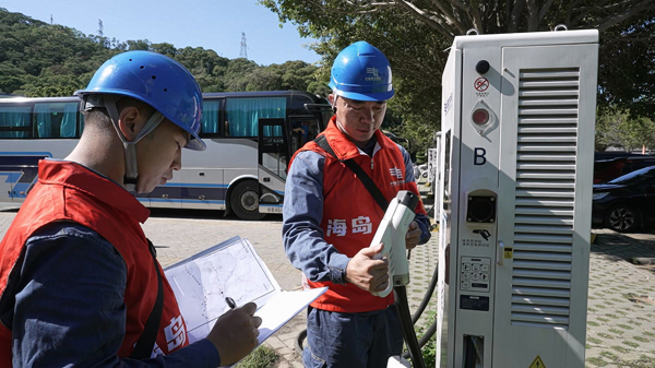 守护万家灯火他们节日坚守的身影熠熠生辉(图2)