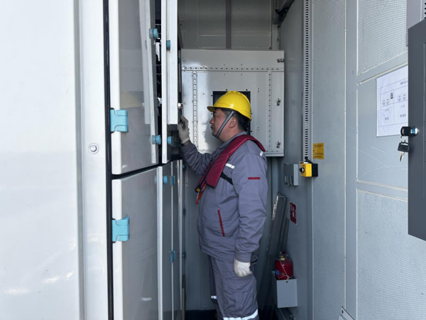 守护万家灯火他们节日坚守的身影熠熠生辉(图3)