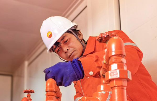 守护万家灯火他们节日坚守的身影熠熠生辉(图5)