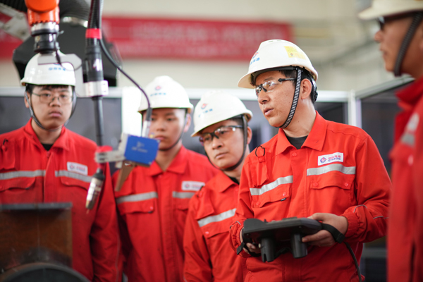 守护万家灯火他们节日坚守的身影熠熠生辉(图4)