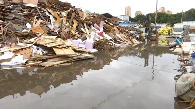家门口污水横流十多天？居民每天蹚污水出入问题出在隔壁工地？(图1)