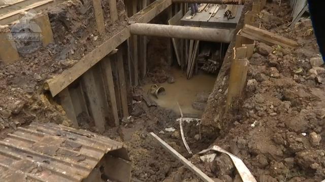 家门口污水横流十多天？居民每天蹚污水出入问题出在隔壁工地？(图4)