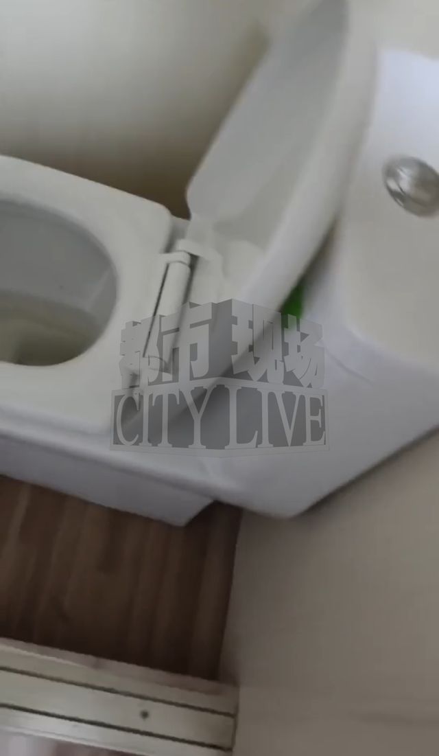 卧室衣柜里竟装了马桶？男子花5万元定金买的二手房遇“奇葩”装修中介回应(图3)