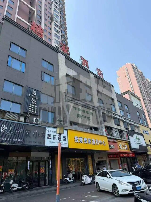 卧室衣柜里竟装了马桶？男子花5万元定金买的二手房遇“奇葩”装修中介回应(图2)