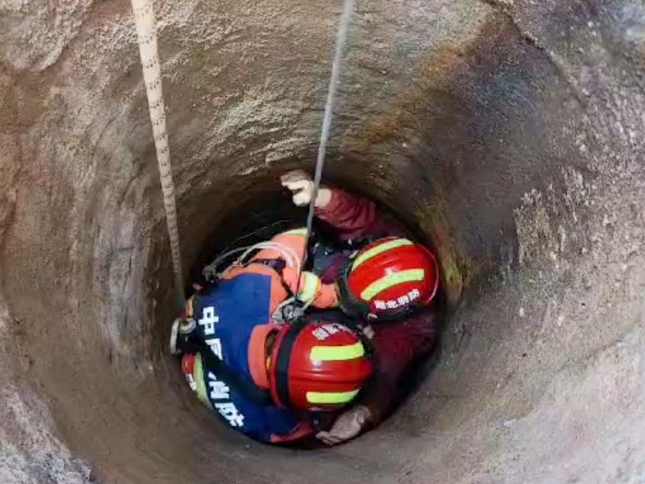 六旬婆婆不慎坠入小区4米深排污井消防员深井救援帮助老人脱险(图3)