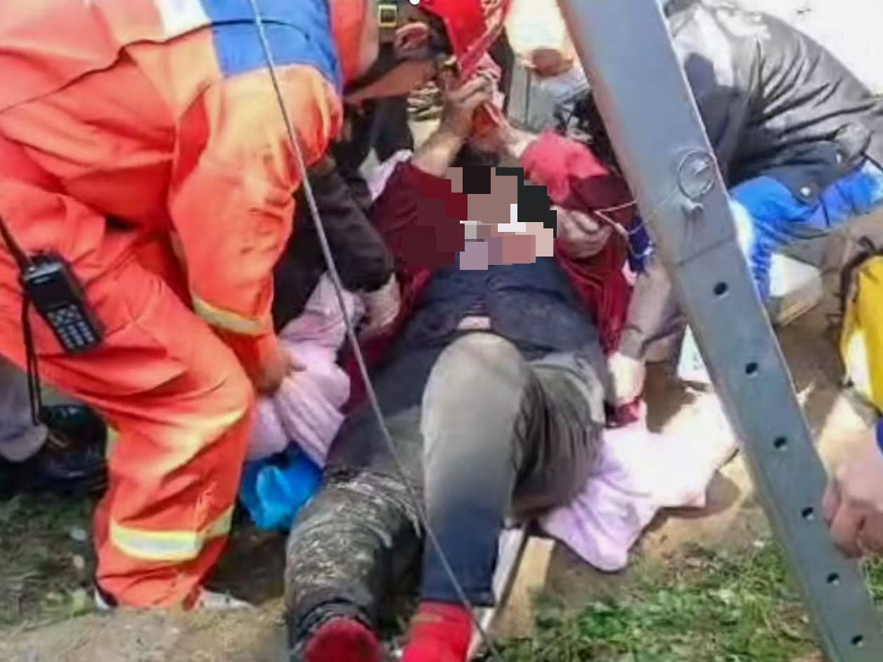 六旬婆婆不慎坠入小区4米深排污井消防员深井救援帮助老人脱险(图4)