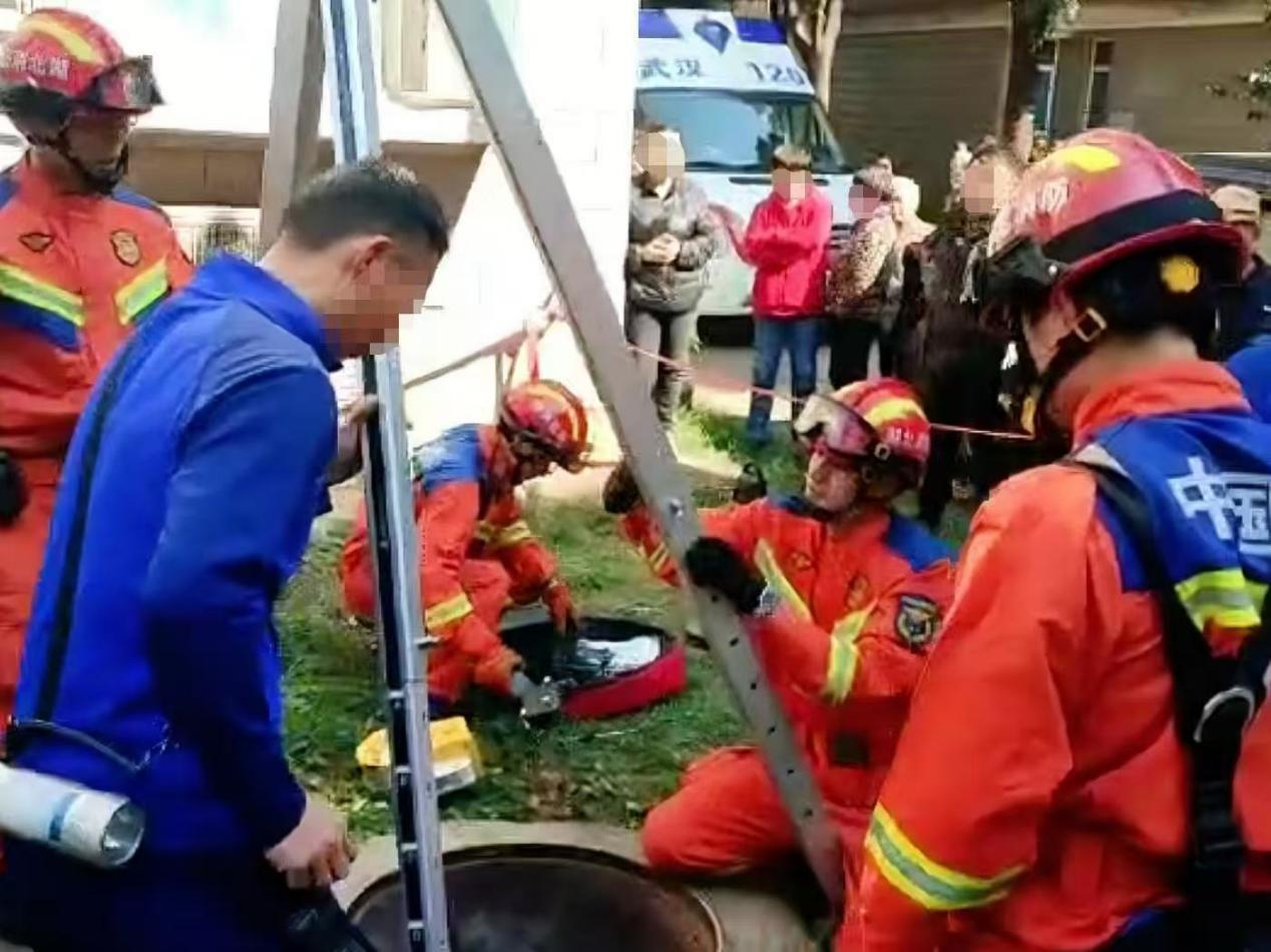 六旬婆婆不慎坠入小区4米深排污井消防员深井救援帮助老人脱险(图2)