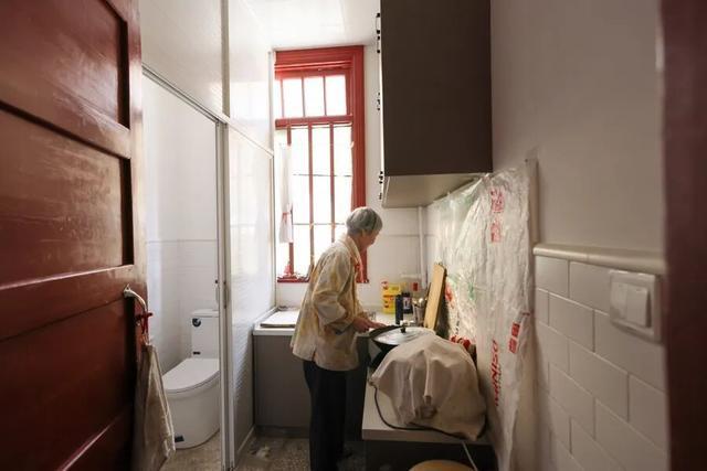 上海正式宣布:全面告别“拎马桶”!“一户都不能放弃”居民激动:心里满是盼头(图1)