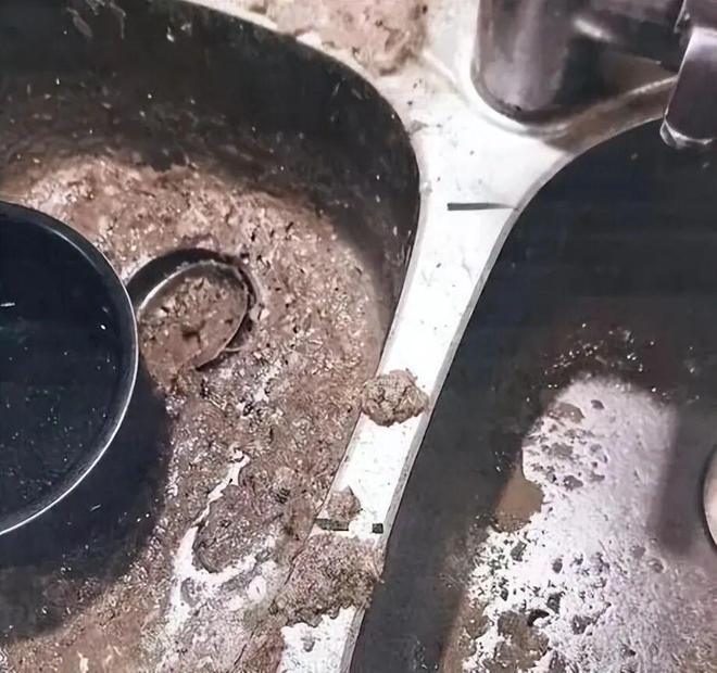 太糟心！上海男子旅游回来发现家里被污水淹没！损失超20万！起诉却发现开发商已注销…(图2)