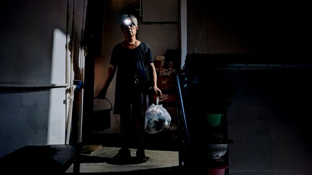 拎了四十年痰盂終“退休”|一平方米的改變有多難(澎湃)(图6)