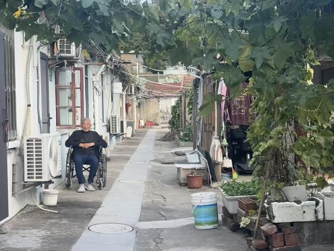 从“怕摔跤”到“邀做客”老人的心愿何以实现｜一平方米的改变有多难(图4)