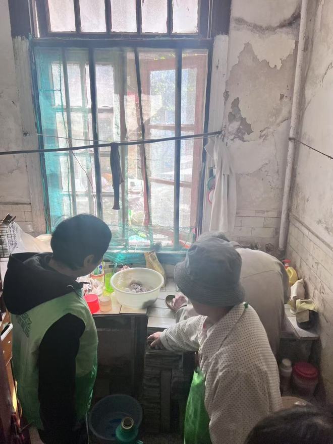 从“怕摔跤”到“邀做客”老人的心愿何以实现｜一平方米的改变有多难(图2)