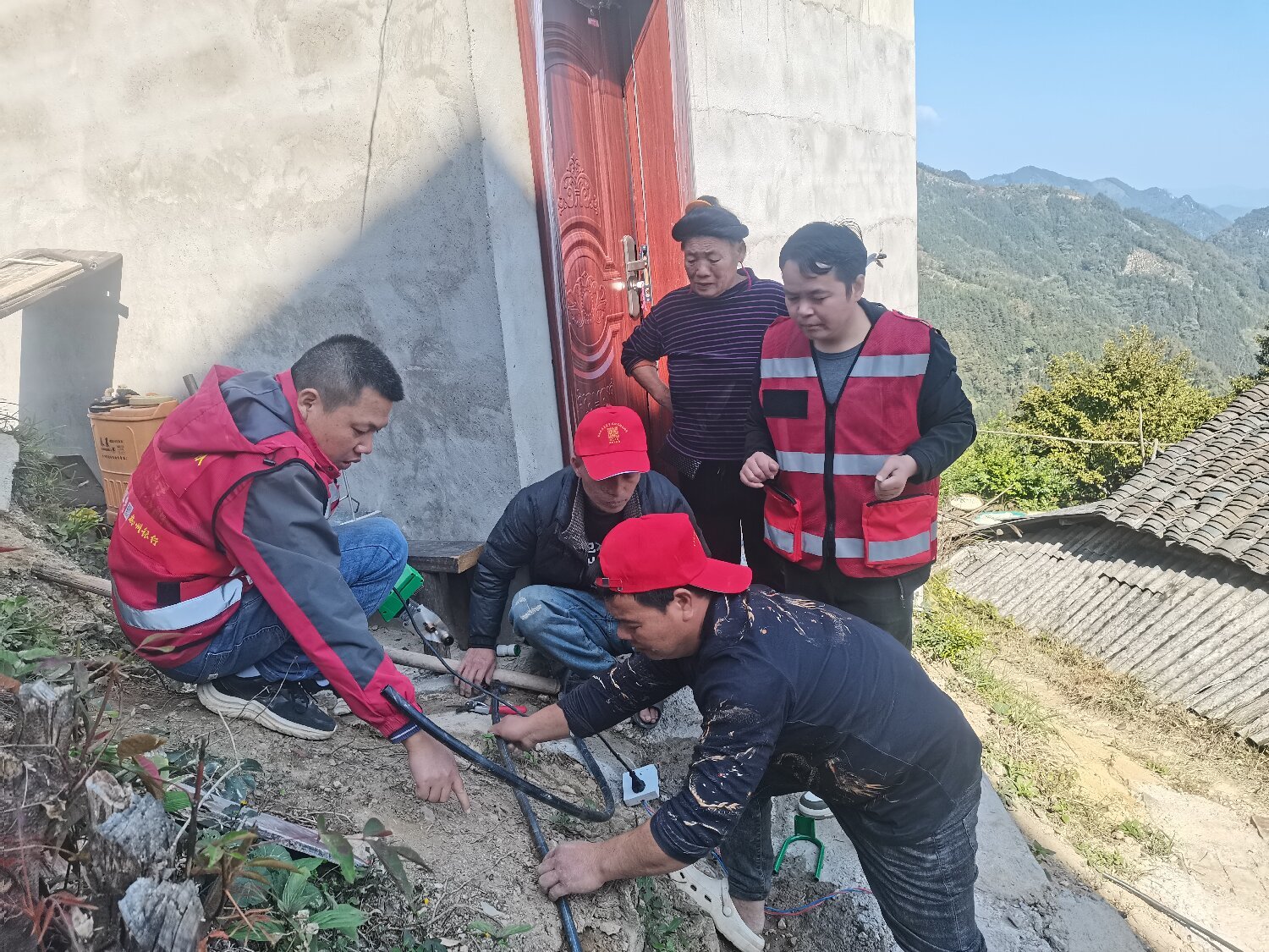 老堡乡曲村：“小红帽”解民忧助其圆“安居”梦(图1)