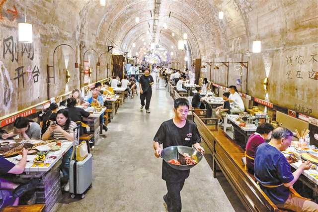 防空洞里体验重庆的麻辣鲜香(图1)