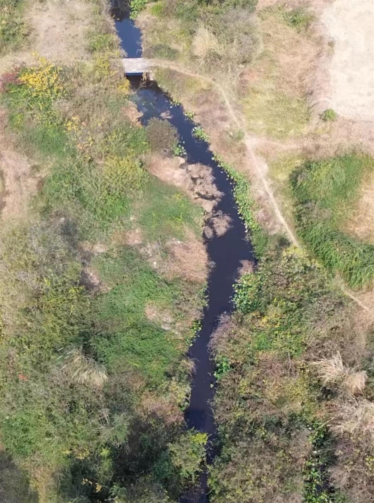 博主“渔猎齐哥”曝泰和县一河水发黑臭气熏天当地已封堵排污源头正开展清淤作业(图1)