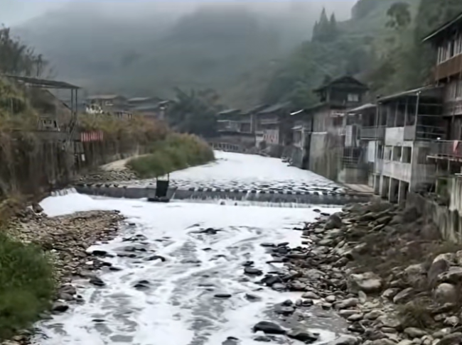 广西桂林一洗发水厂长期向河道排污!(图1)