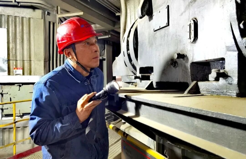 以匠心守护炉火用坚守锻造光明——记内蒙古自治区劳动模范、北方联合电力有限责任公司乌海热电厂检修部锅炉专责常俊龙(图1)