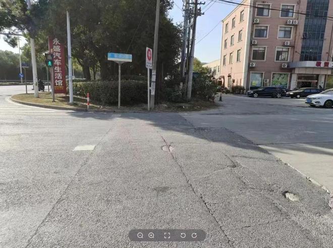 车流呼啸中的“路障”四团的他们用铣刨机“治愈”了居民的耳朵(图1)