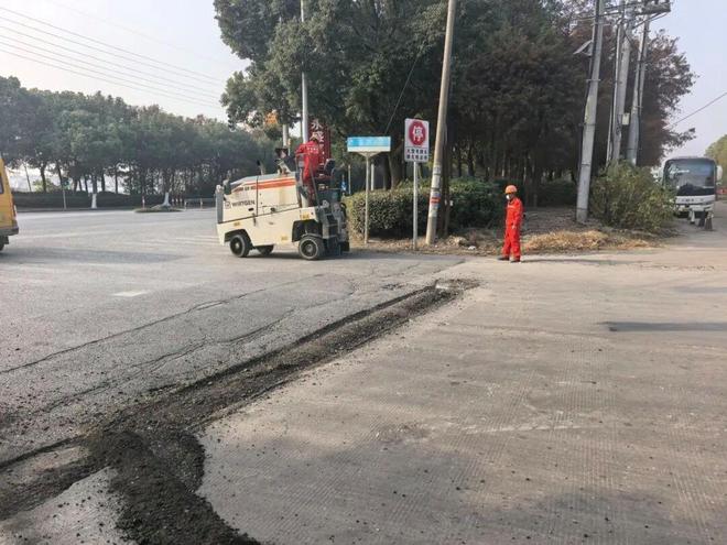 车流呼啸中的“路障”四团的他们用铣刨机“治愈”了居民的耳朵(图3)