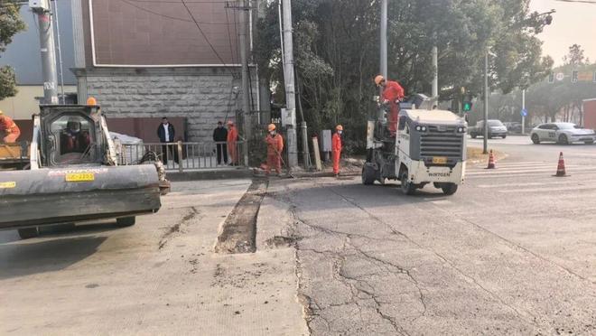 车流呼啸中的“路障”四团的他们用铣刨机“治愈”了居民的耳朵(图4)